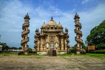 Junagarh Fort and Somnath Temple Tour from Rajkot