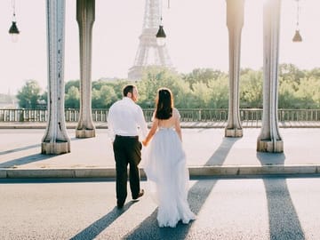 Photoshoot Walking Tour at Bir-Hakeim Bridge in Paris
