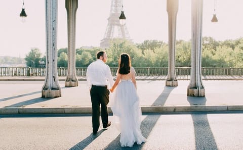 Photoshoot Walking Tour at Bir-Hakeim Bridge in Paris