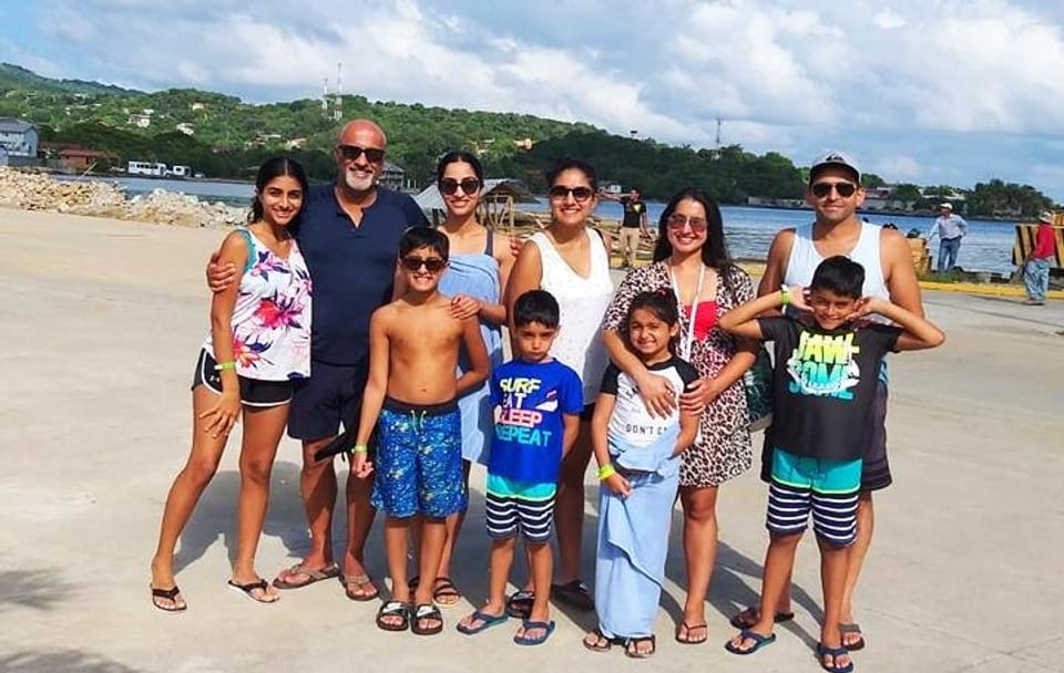 Roatan Day Tour: Sloths, Chocolate Factory, and Beach Visit
