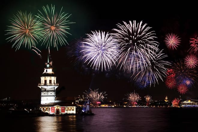Istanbul: Bosphorus Dinner Cruise with Folk Dance and Live Performances 8