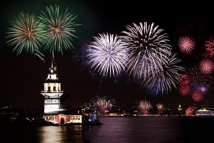 Istanbul: Bosphorus Dinner Cruise with Folk Dance and Live Performances 8