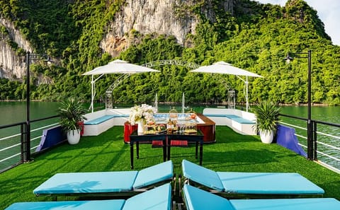Halong Bay Luxury Day Cruise with Buffet Lunch and Sunset Views