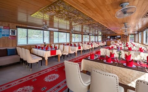 Halong Bay 6-Hour Dragon King Cruise with Lunch and Activities