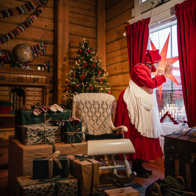 Conoce a la Sra. Claus en su Cabaña Navideña en Santa Claus Village