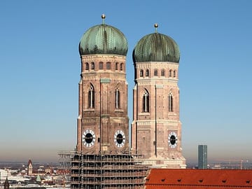 Munich Essentials – English Garden, Marienplatz & Royal Residenz