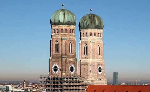 Private Guided Tour of Munich's English Garden and Marienplatz