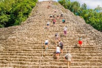 Esta pir&aacute;mide es la m&aacute;s alta de La pen&iacute;nsula de Yucat&aacute;n, y una de las m&aacute;s reconocidas en todo M&eacute;xico. Y si subes, veras una gran vista de &aacute;rboles y toda la jungla que hay a nuestro alrededor.
