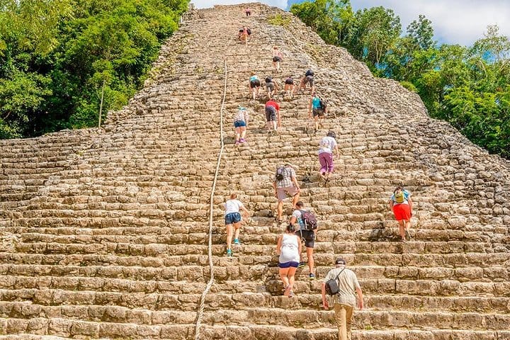 Esta pir&aacute;mide es la m&aacute;s alta de La pen&iacute;nsula de Yucat&aacute;n, y una de las m&aacute;s reconocidas en todo M&eacute;xico. Y si subes, veras una gran vista de &aacute;rboles y toda la jungla que hay a nuestro alrededor.