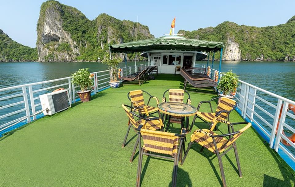 Halong Bay Day Cruise with Kayaking and Thien Cung Cave Visit