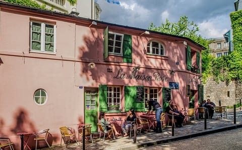 Professional Photoshoot Experience at La Maison Rose, Paris