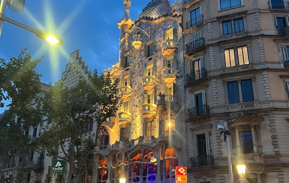 Barcelona: Guided City Tour by Local Transport – Metro, Bus, Tram