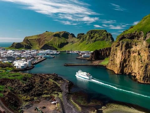 Private transfer from Keflavík Airport/Reykjavík to Landeyjarhöfn