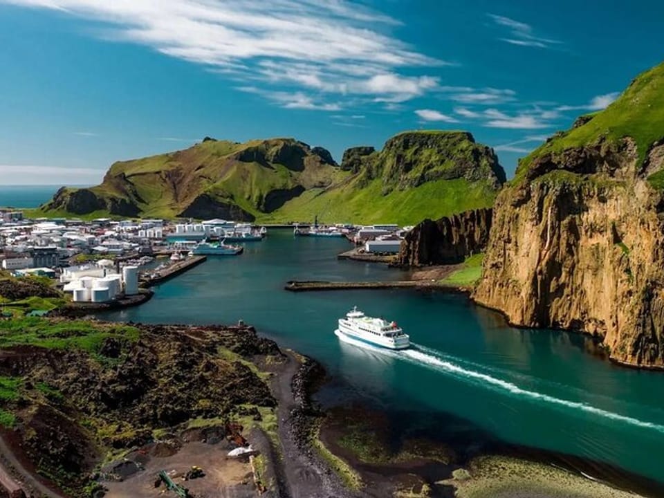 Private transfer from Keflavík Airport/Reykjavík to Landeyjarhöfn — Protour.is