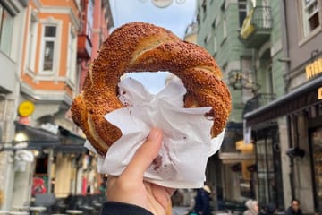 Culinary Tour of Istanbul with Ferry Ride and Local Snacks
