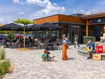 Outlet Shopping Tour at Premier Outlet Budapest in Biatorbágy