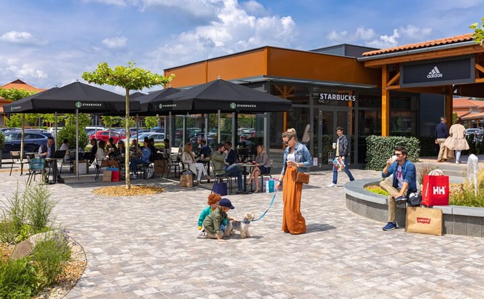 Outlet Shopping Tour at Premier Outlet Budapest in Biatorbágy