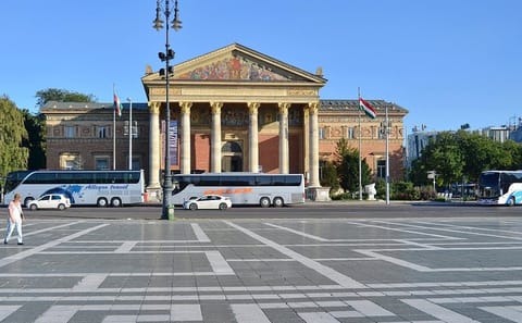 Budapest Culinary and Market Tour with Cultural Highlights