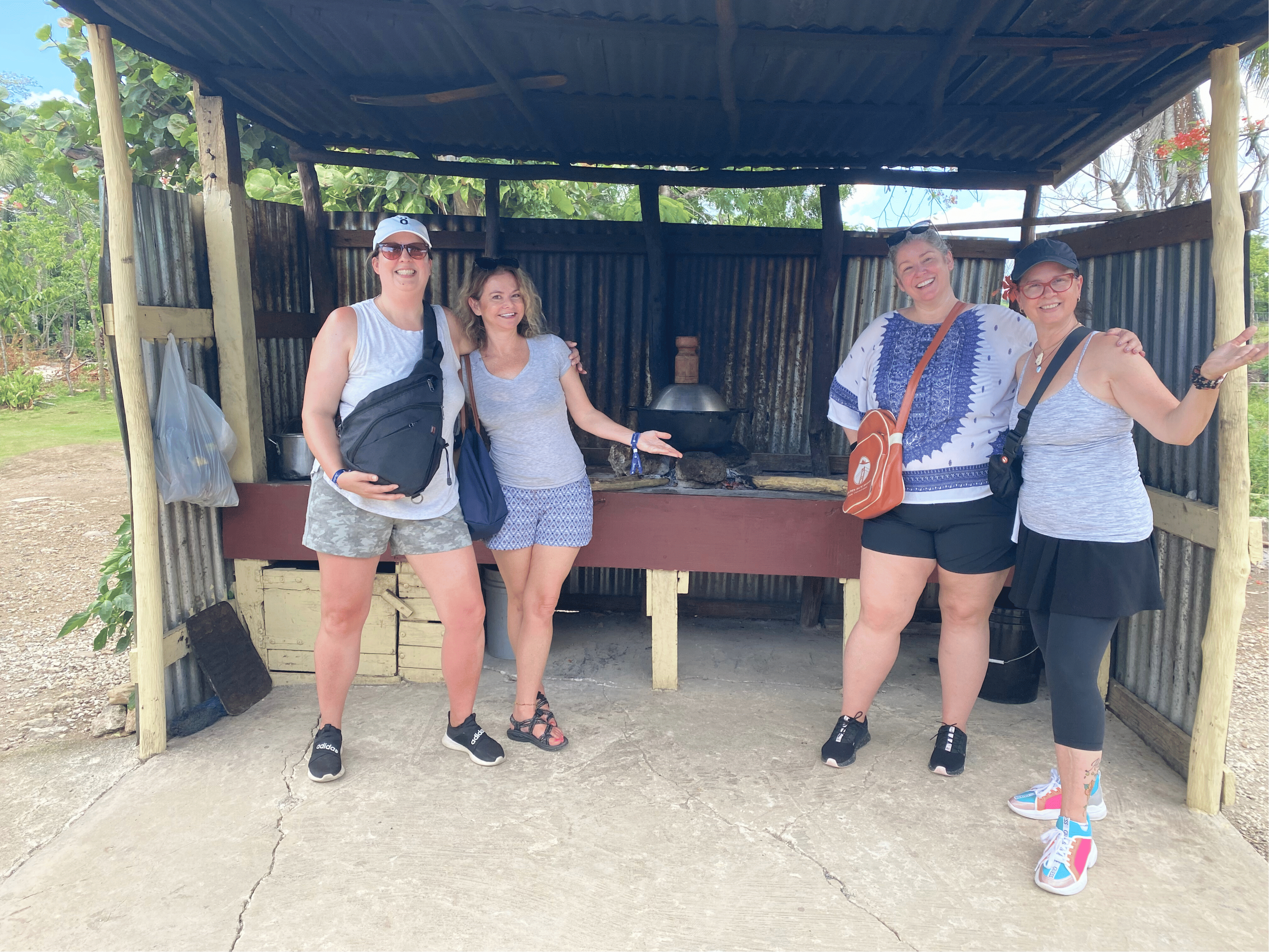 Turistas frente a una cocina de leña en la zona rural de Punta Cana