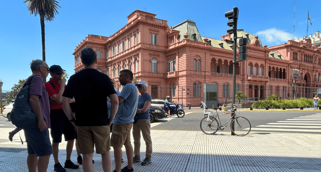 casa-rosada-tourists-buenos-aires.jpg