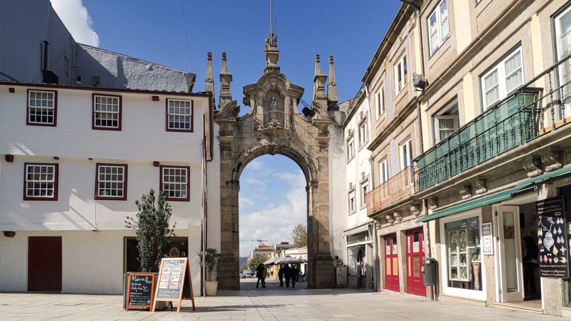 Image of Arco da Porta Nova, the New Gate, in Braga, part of Cooltour Oporto's Braga & Guimarães Tour