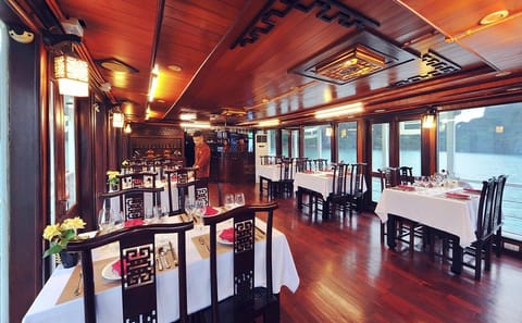 Renea Cruise – Boutique Overnight Cruise in Bai Tu Long Bay(2D1N)