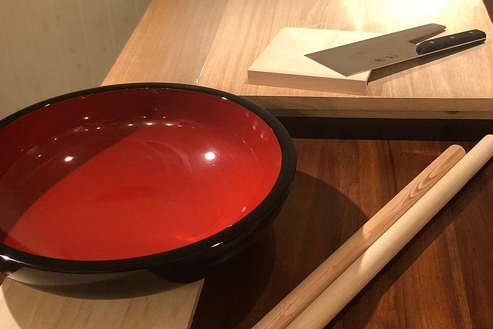 A Japanese food experience plan in Sapporo where you can enjoy tempura and 3 types of Hokkaido-only sake along with a soba making experience