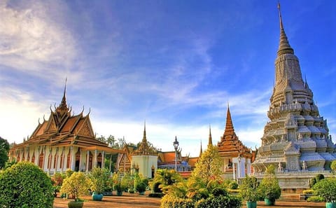 Private Full Day Tour of Koh Dach Silk Island and Phnom Penh