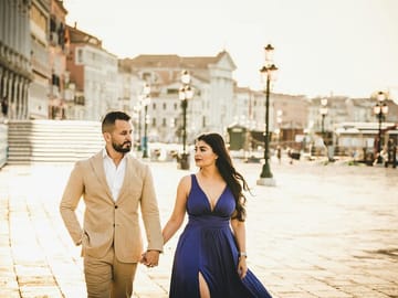 Romantic Couple Photoshoot Walking Tour in Venice