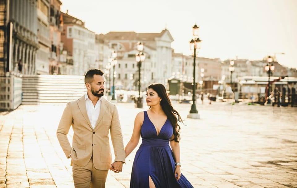 Romantic Couple Photoshoot Walking Tour in Venice