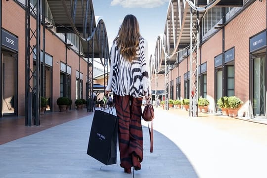 Private Full-Day Shopping Tour: The Mall GUCCI and Spaces PRADA Outlet	