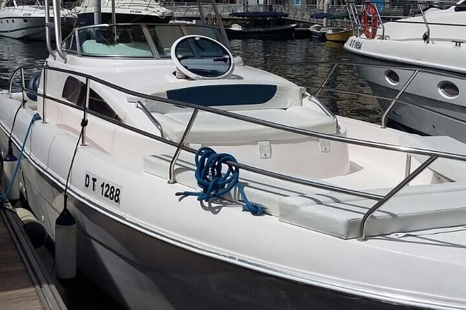 33ft. Yacht Rental on New Year's Eve around Dubai Palm