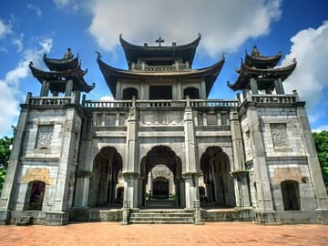 Phat Diem Catheral and Tam Coc Private Day Tour from Hanoi