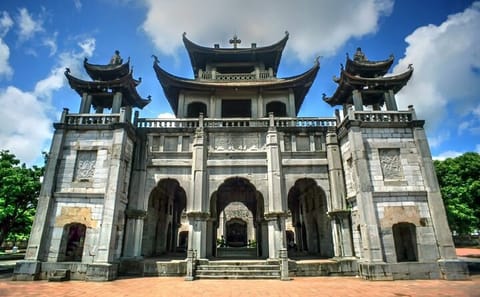 Phat Diem Catheral and Tam Coc Private Day Tour from Hanoi