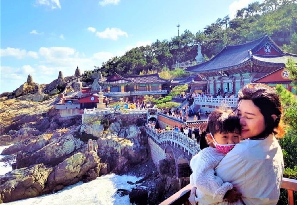 The beautiful coastal scenery surrounding Haedong Yonggungsa Temple.