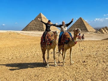 Private Full-Day Tour of Giza Pyramids and Cairo Highlights