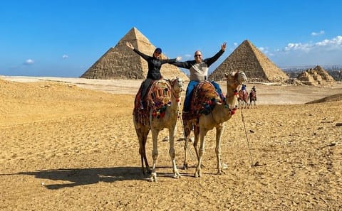 Private Full-Day Tour of Giza Pyramids and Cairo Highlights