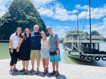 LIGHT CRUISE - Halong Luxury Day Cruise - SMALL GROUP - BEST CARE