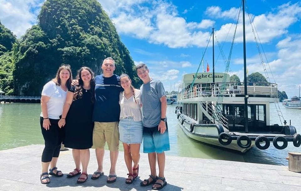 LIGHT CRUISE – Halong Luxury Day Cruise – SMALL GROUP – BEST CARE