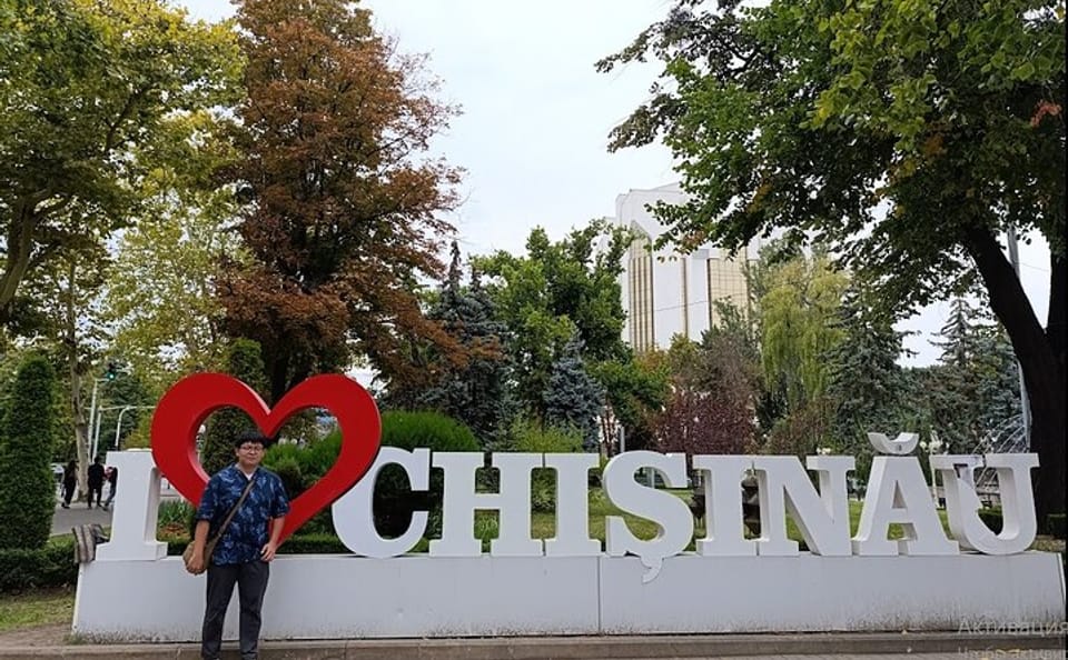 Chișinău City Tour and Wine Tasting at Mileștii Mici