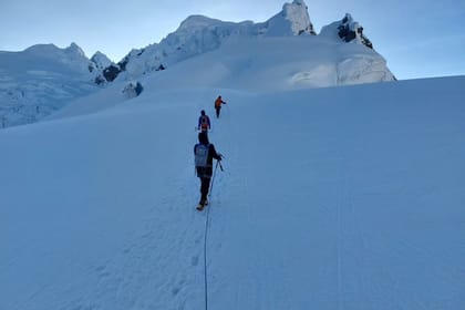 Hua-10 : Pisco Summit – 3 Days of Andean Alpinism