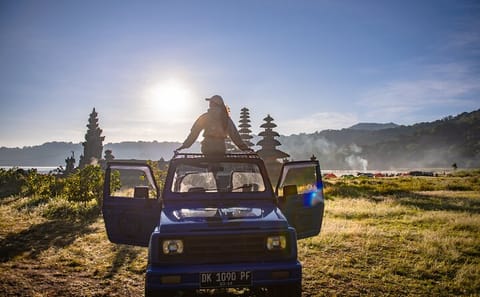 Munduk Sunrise Jeep Tour to Twin Lake and Waterfall