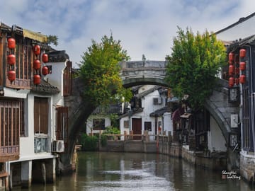 One-Day Shanghai Essence and Water Village Tour