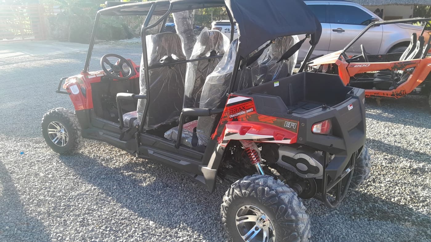 Buggy UTV tipo side-by-side preparado para un tour todoterreno 4x4 en Punta Cana, con asientos y estructura de seguridad 