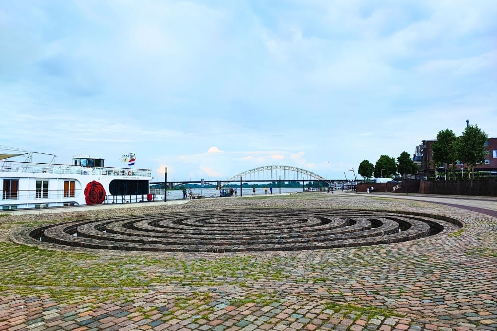 Historic view of artwork Het Labyrinth along the route of the Nijmegen escape game City Detective.