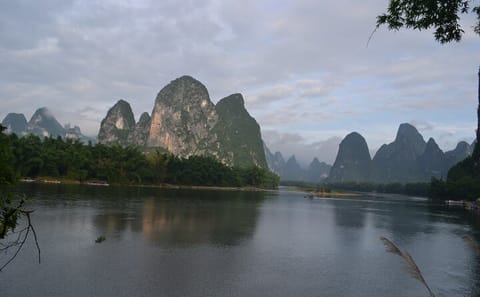Li River Cruise and Bamboo Rafting Tour in Guilin