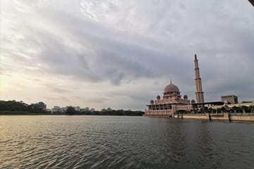 Putrajaya City Tour with Scenic Boat Ride from Kuala Lumpur