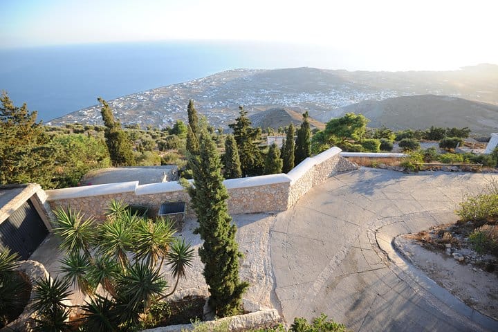 Santorini 5 Hour Private Oia Tour & Lunch/Dinner at a Local Farm