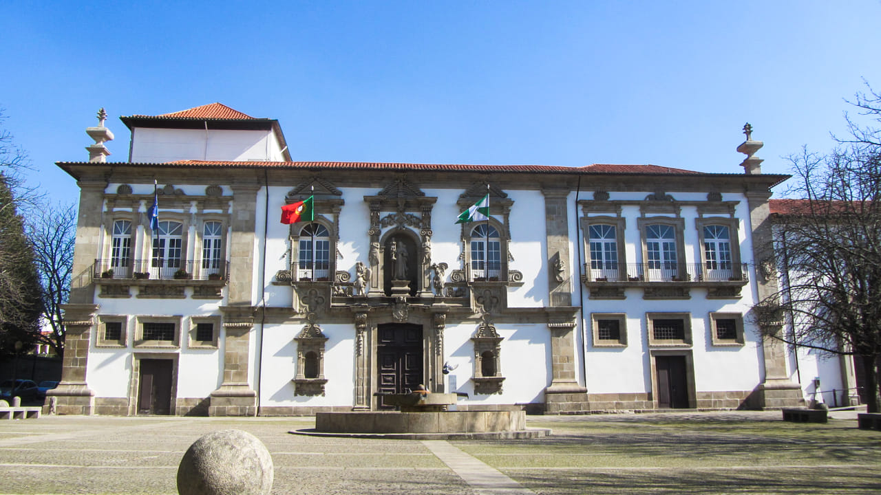 Private car transfer from Porto to Guimarães 3