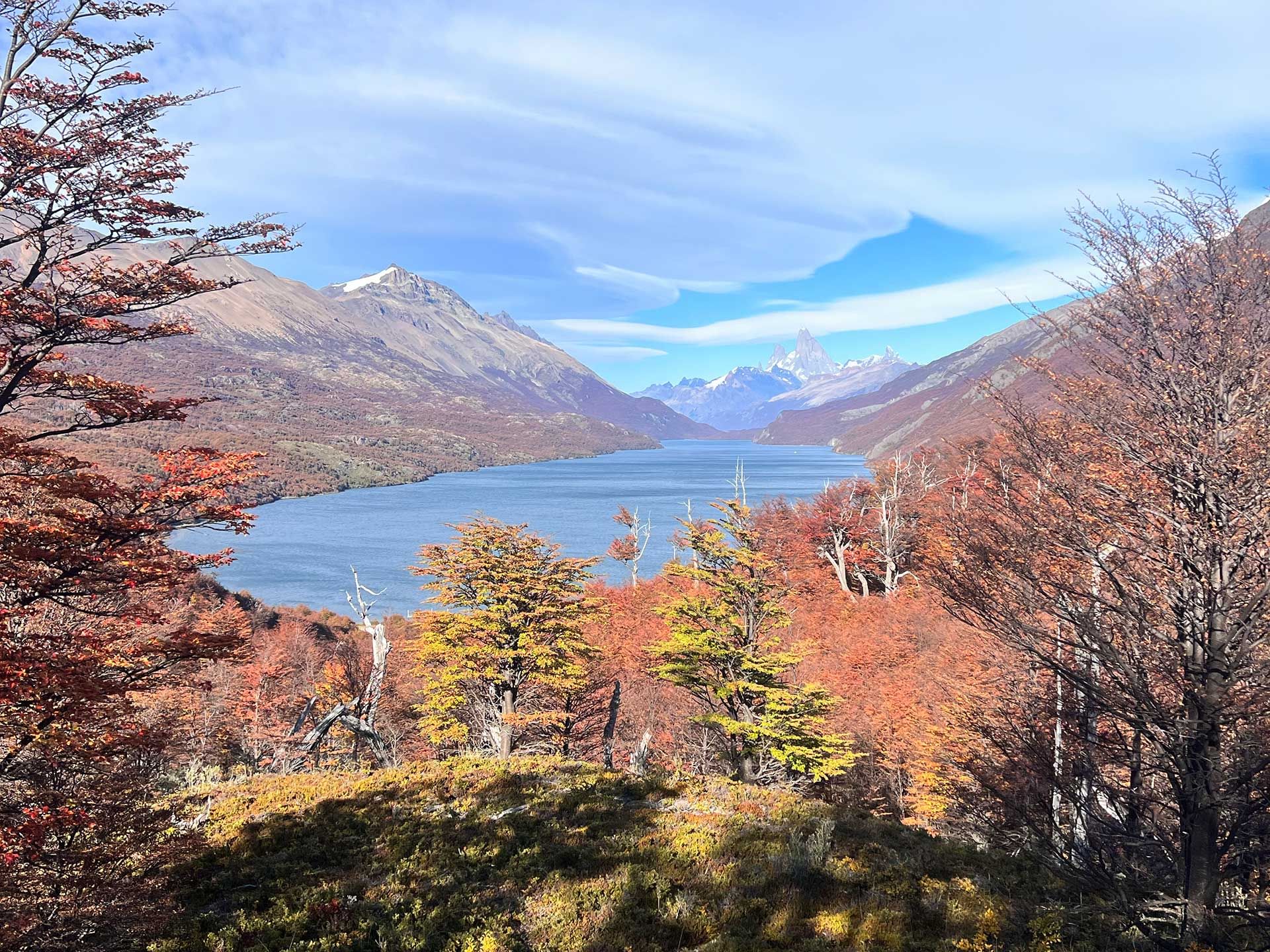 Vista del El Chaltén desde la punta Norte del Lago del Desierto en otoño